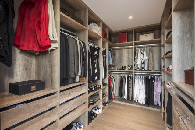 Een stijlvolle én opgeruimde kleerkast met een dressing op maat